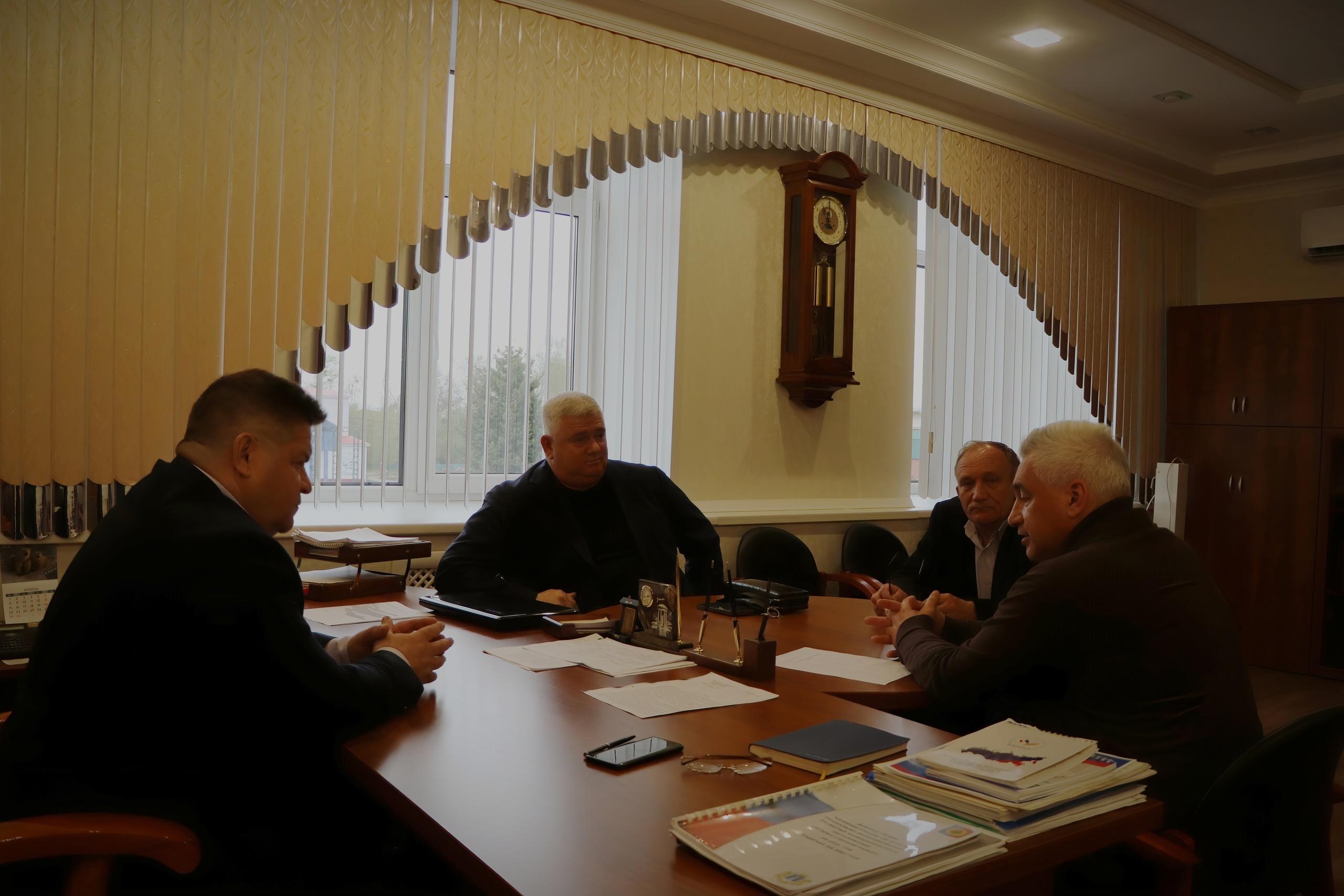 Глава администрации встретился с потенциальным регоператором.
