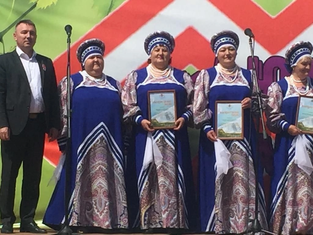 Церемония награждения активных жителей села.